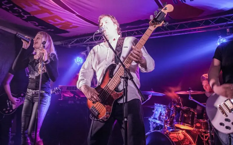 High Road Easy voordelig boeken bij Burolivemuziek.nl