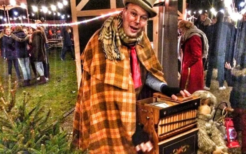 Dickens Orgelman boek je voordelig bij Burolivemuziek.nl