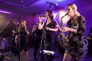 Too Hot To Handle boek je bij Burolivemuziek.nl