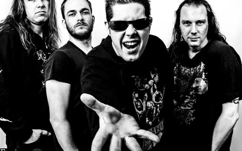 Damaged Justice boeken bij Burolivemuziek.nl