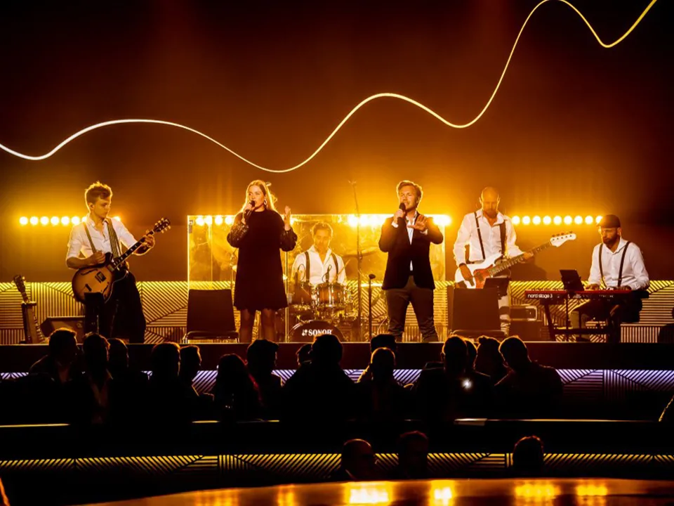 At Your Service boek je bij Burolivemuziek.nl