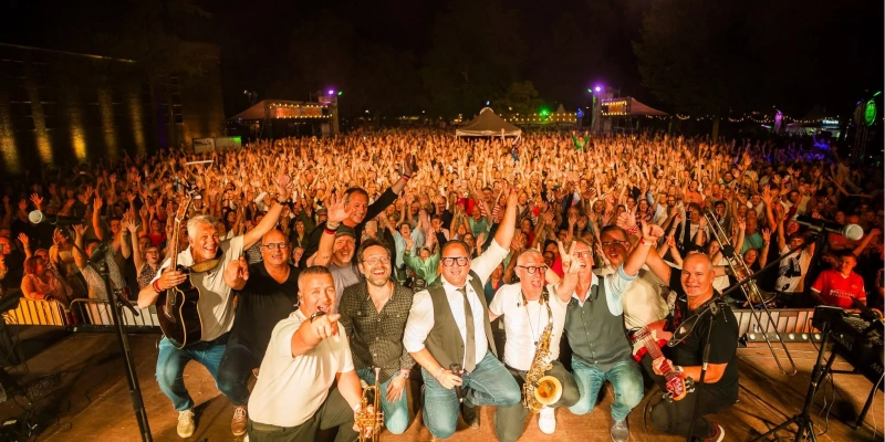Guus Meeuwis tributeband boek je bij Burolivemuziek.nl
