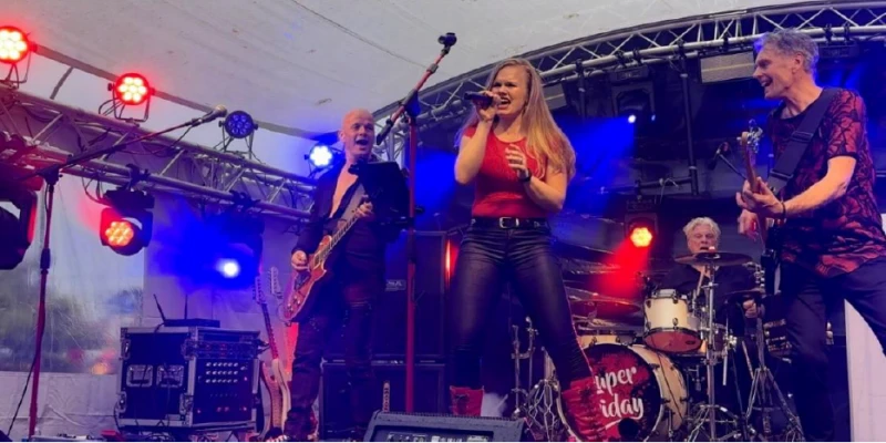 Super Friday boek je bij Burolivemuziek.nl