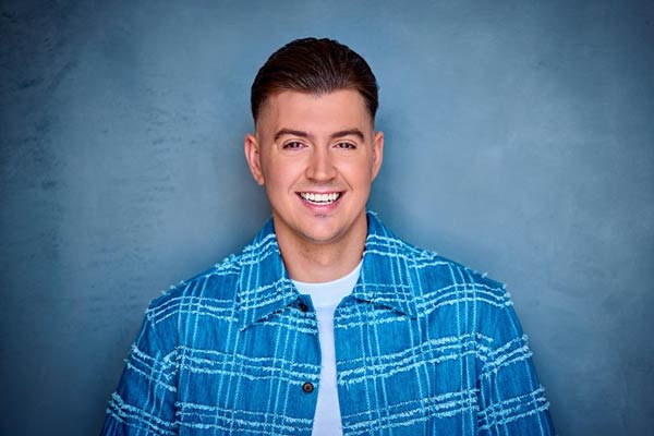 Manuel boek je bij Burolivemuziek.nl